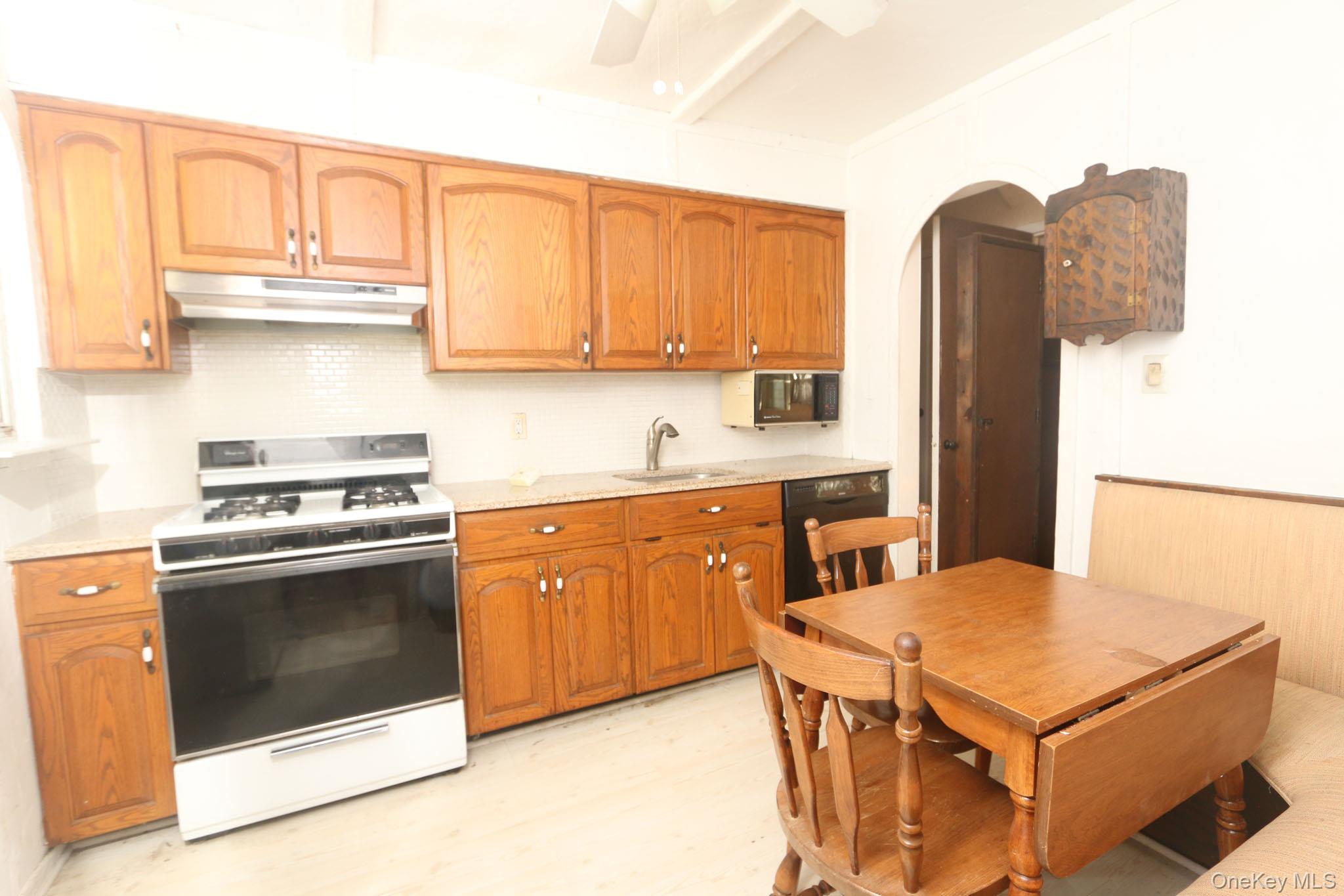 43 Ivanhoe Place Valley Stream, NY 11580 - Photo 3 of 12 Gallery Image 3
