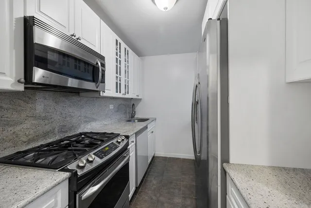 $915,000 | 160 West End Avenue, Unit 25N | Upper West Side