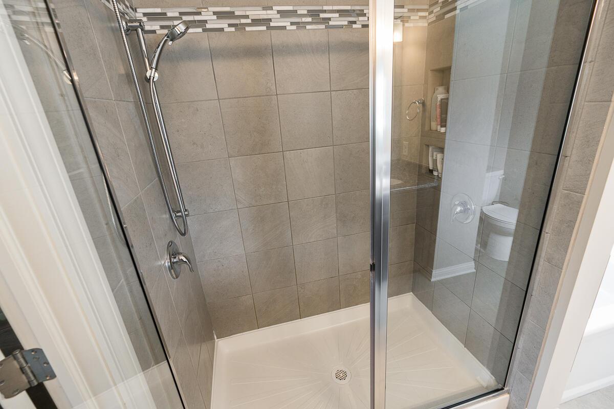 3975 Trail Ridge Drive Columbus, OH 43228 - Photo 21 of 37 Owner's Suite - Full Bath