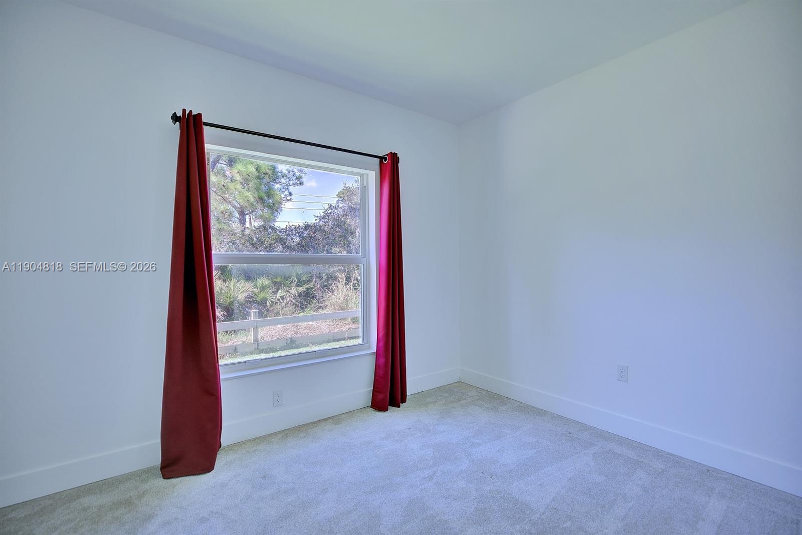 827 Renault Avenue Sebring, FL 33872 - Photo 17 of 27 an empty room with windows