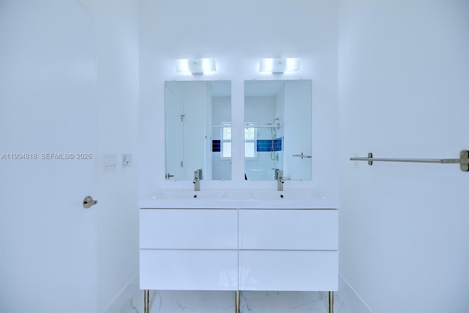 827 Renault Avenue Sebring, FL 33872 - Photo 24 of 27 a bathroom with a sink and a mirror