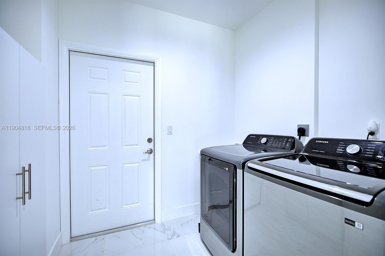 827 Renault Avenue Sebring, FL 33872 - Photo 26 of 27 a utility room with dryer and washer