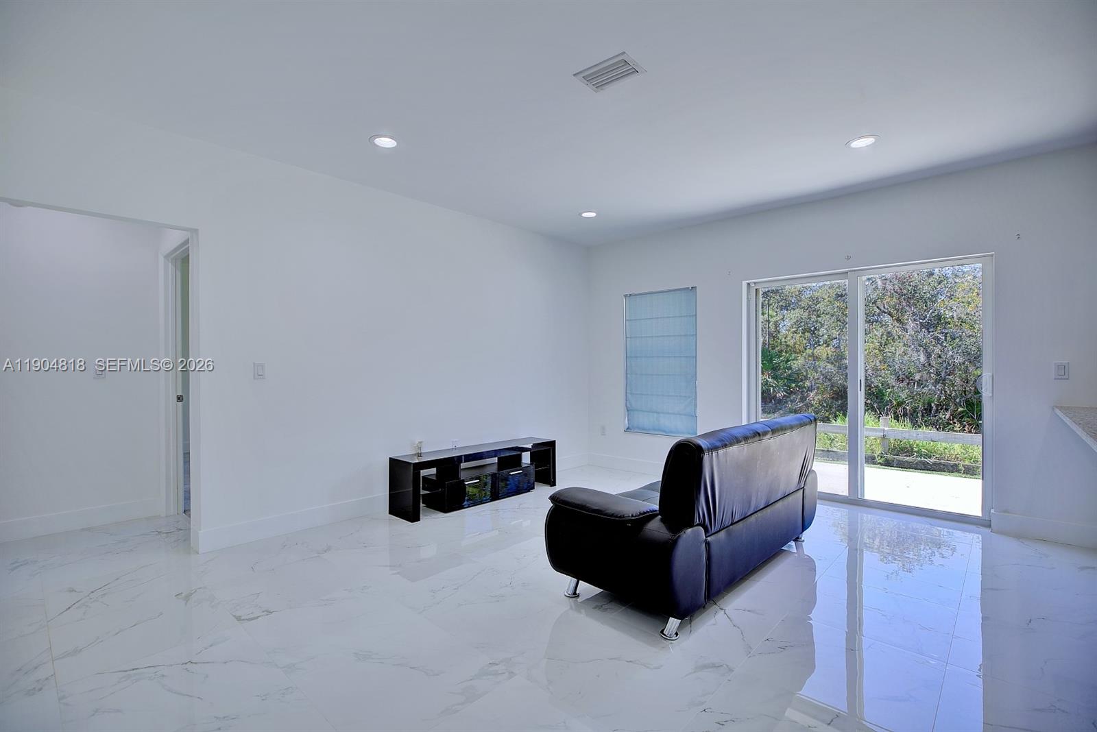 827 Renault Avenue Sebring, FL 33872 - Photo 7 of 27 a living room with furniture and a couch