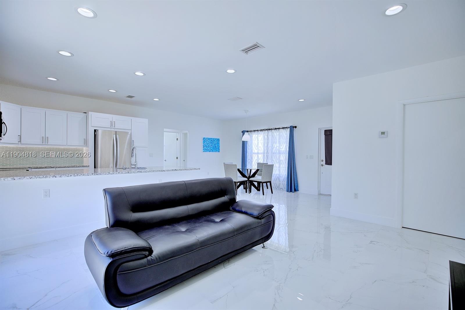 827 Renault Avenue Sebring, FL 33872 - Photo 9 of 27 a living room with furniture