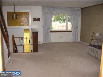 12225 Rambler Road Philadelphia, PA 19154 - Photo 4 of 11 Living Room