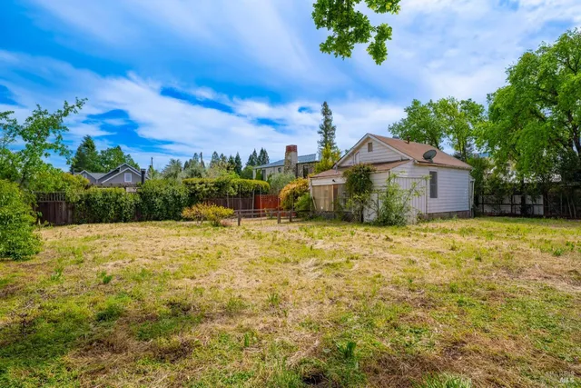 a view of a backyard