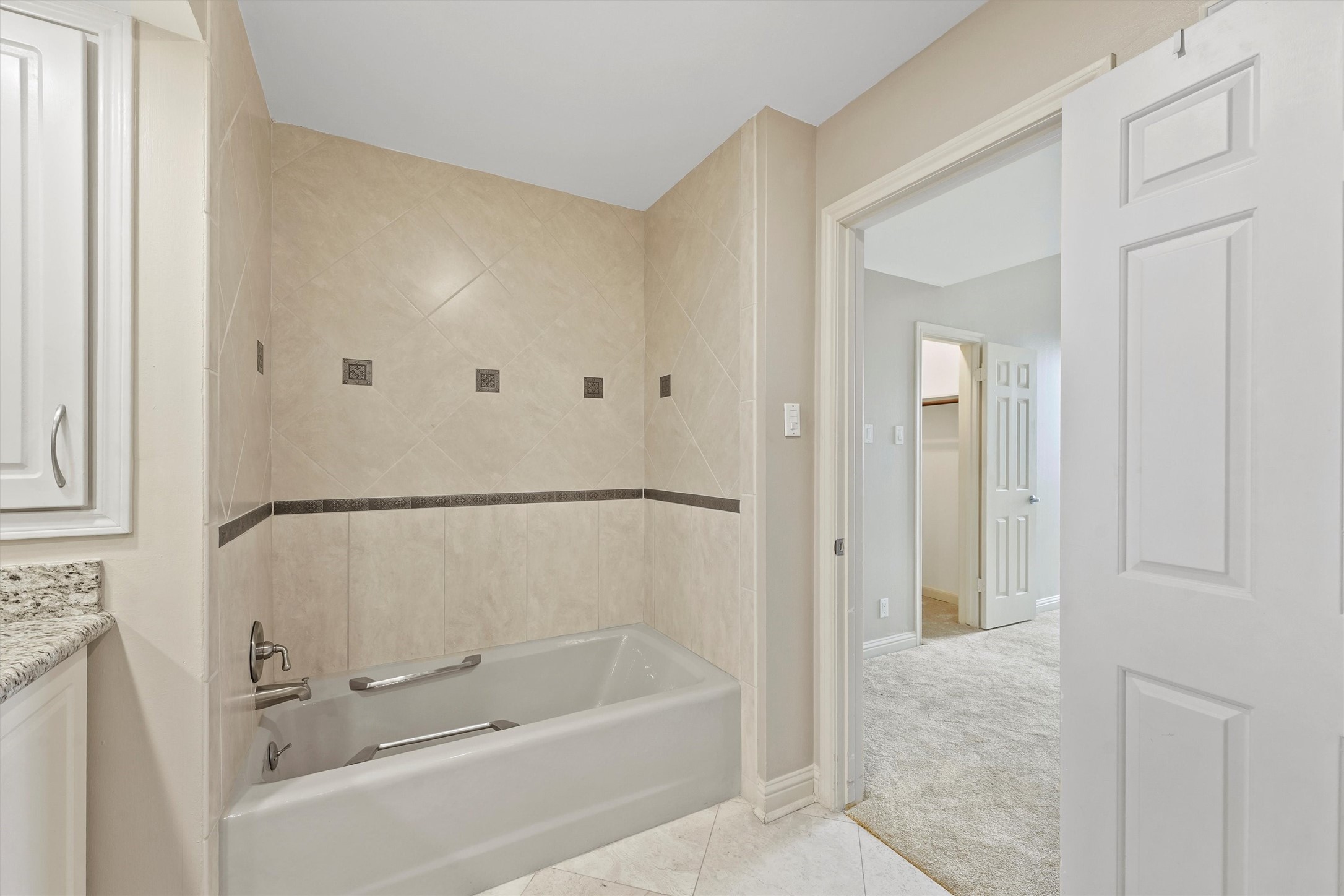 3350 McCue Road, Unit 2301 Houston, TX 77056 - Photo 22 of 31 a bathroom with a bathtub