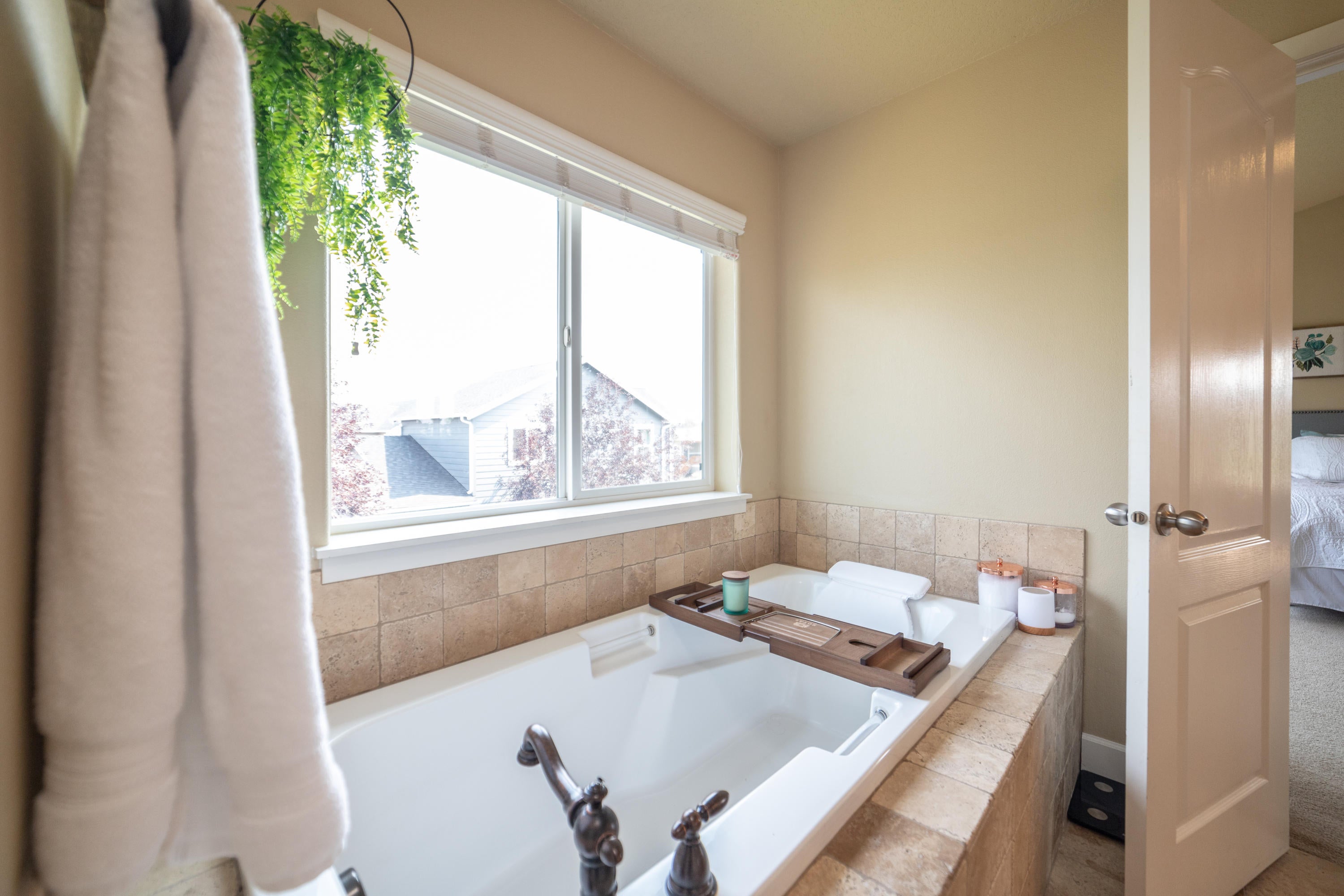 20754 Kilbourne Loop Bend, OR 97701 - Photo 27 of 45 Soaker tub