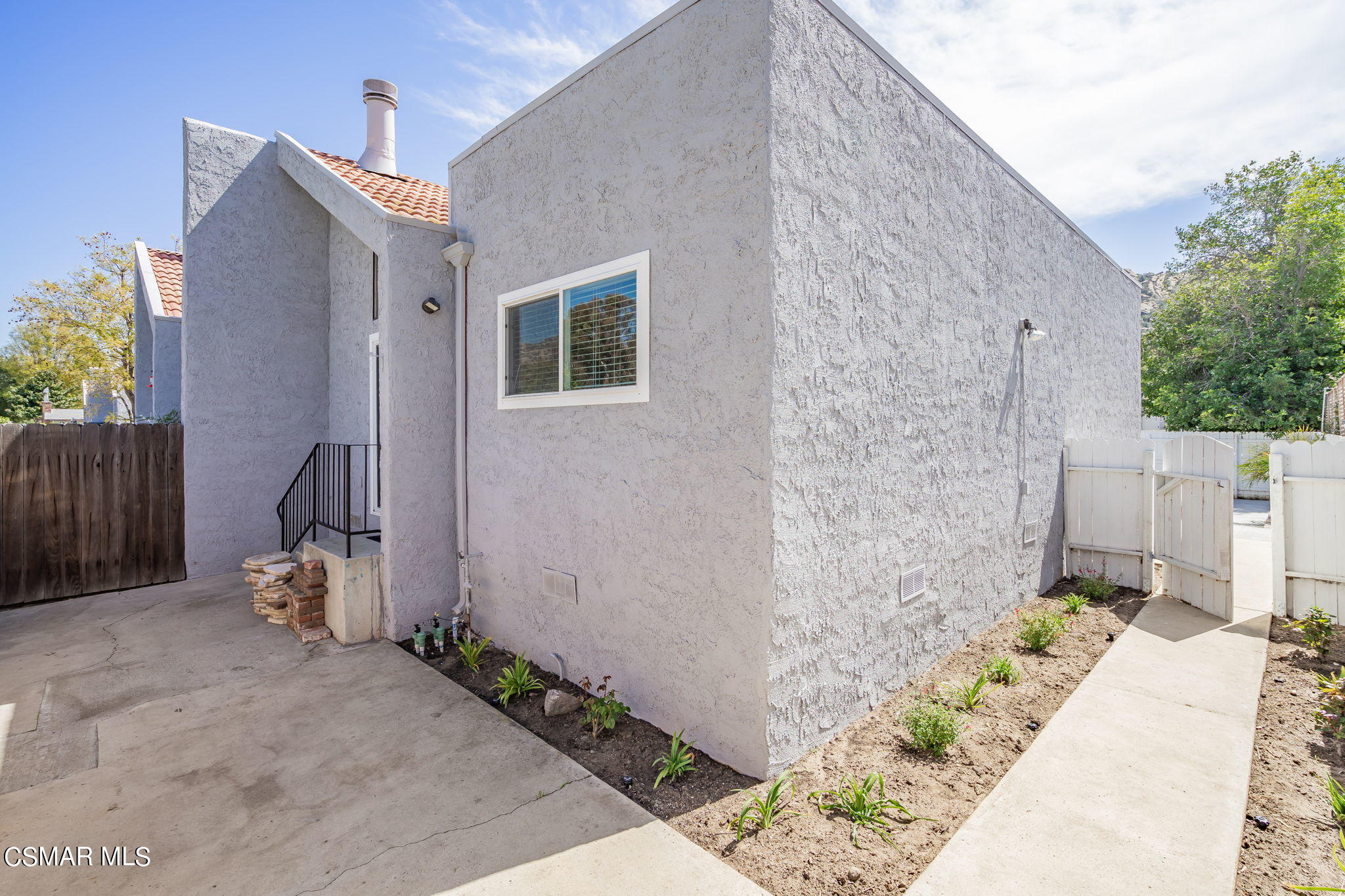 6392 Katherine Road, Unit C Simi Valley, CA 93063 - Photo 28 of 31 a backyard of a house