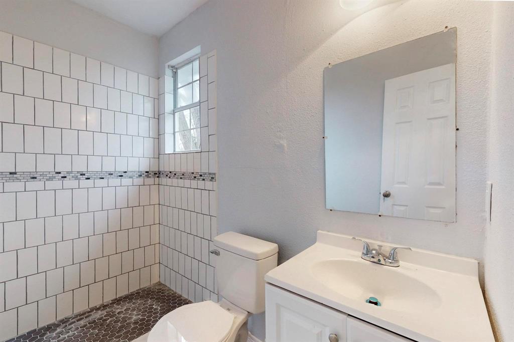 505 Oak Street Commerce, TX 75428 - Photo 15 of 28 a bathroom with a sink a toilet and shower