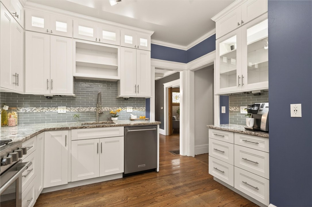 34 Erion Crescent Rochester, NY 14607 - Photo 6 of 49 gourmet custom kitchen, doorway to front hall and