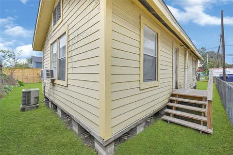 $585,000 | 969 Wakefield Drive, Houston, TX 77018