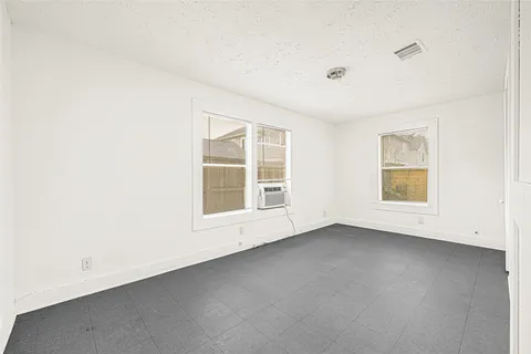 $585,000 | 969 Wakefield Drive, Houston, TX 77018