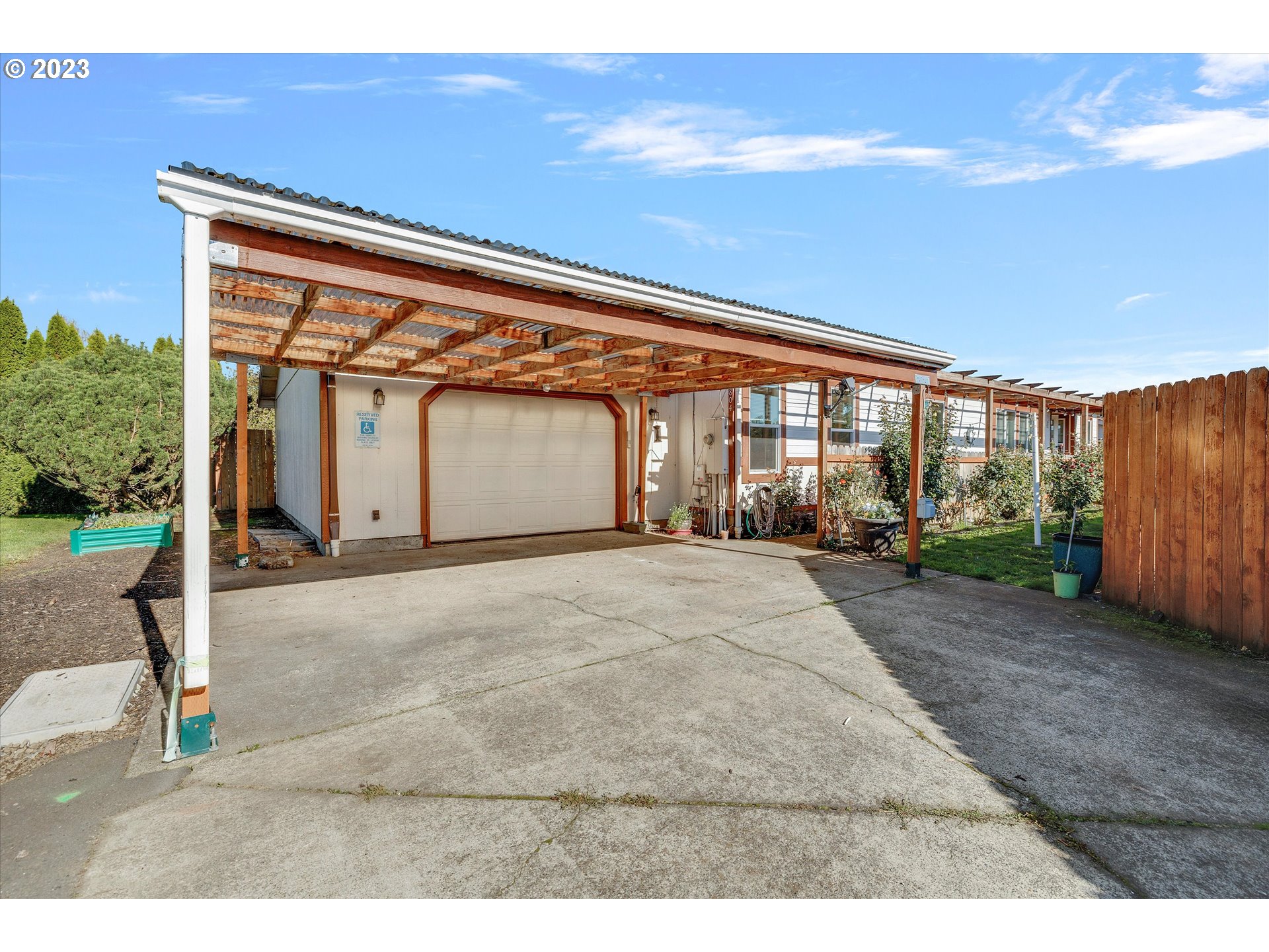 20804 Butteville Road Northeast Donald, OR 97020 - Photo 2 of 18 a front view of a house with garden