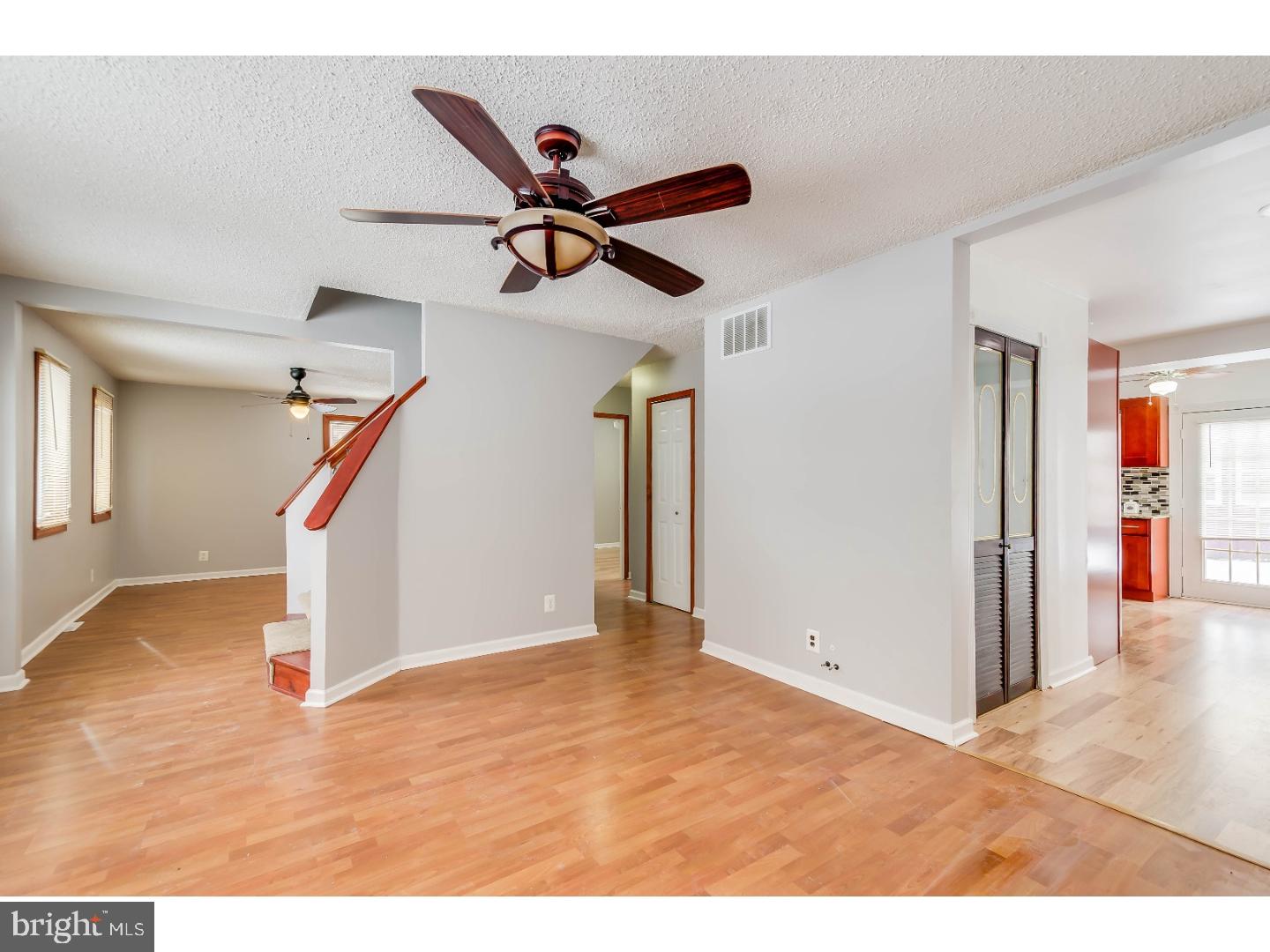 811 Mt Road Burlington, NJ 08016 - Photo 7 of 25 Living Room
