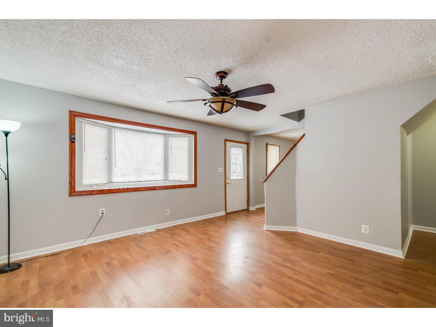 811 Mt Road Burlington, NJ 08016 - Photo 8 of 25 Living Room