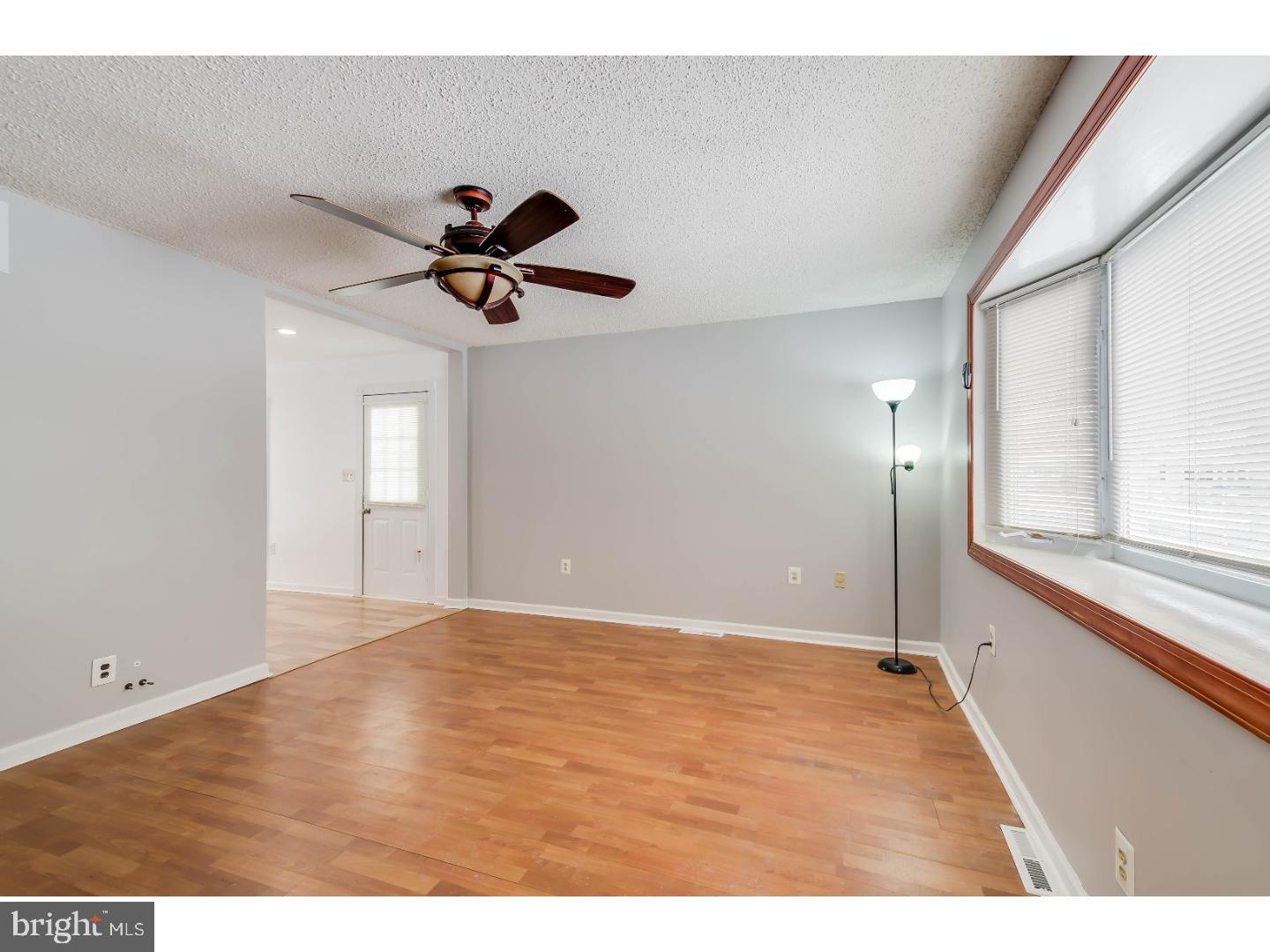811 Mt Road Burlington, NJ 08016 - Photo 10 of 25 Living Room