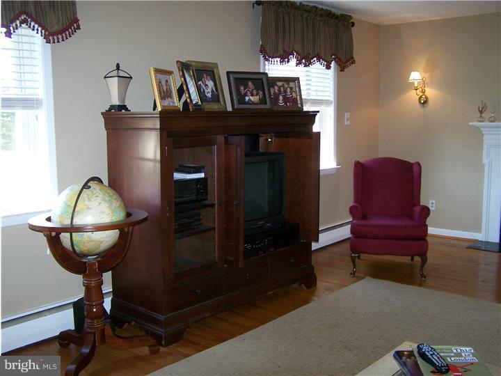 624 General Scott Road Wayne, PA 19087 - Photo 8 of 25 Living Room