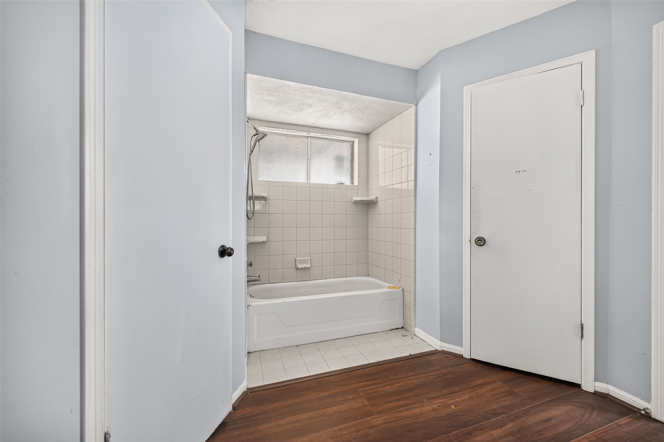 10211 Kerr Lane Conroe, TX 77385 - Photo 34 of 45 Primary tub and shower