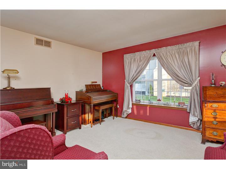 24 Quaker Road Mickleton, NJ 08056 - Photo 5 of 17 Living Room