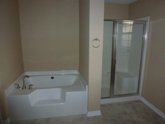 2829 Shoni Drive Navarre, FL 32566 - Photo 12 of 33 a bathroom with a bathtub