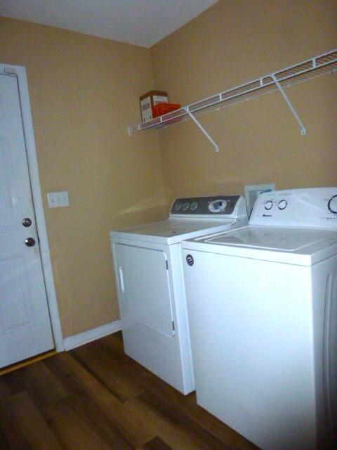 2829 Shoni Drive Navarre, FL 32566 - Photo 29 of 33 a utility room with dryer and washer