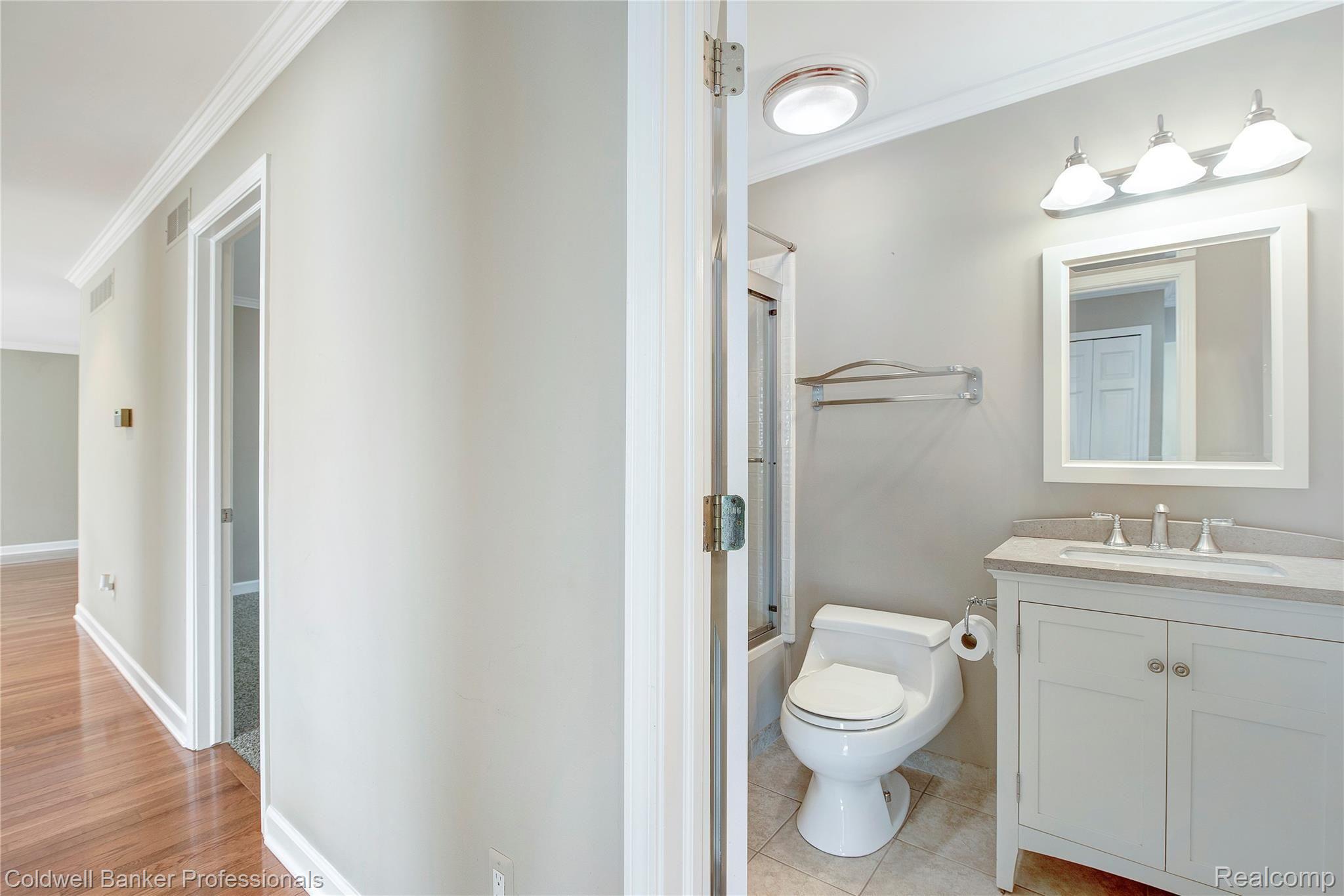 408 Romeo Road Rochester, MI 48307 - Photo 20 of 34 Main floor full bath