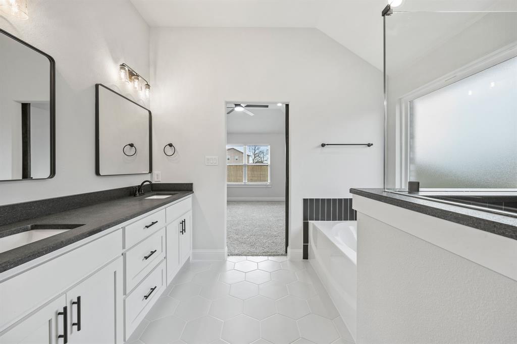 102 Maverick Trail Valley View, TX 76272 - Photo 18 of 32 a spacious bathroom with double vanity and a bathtub