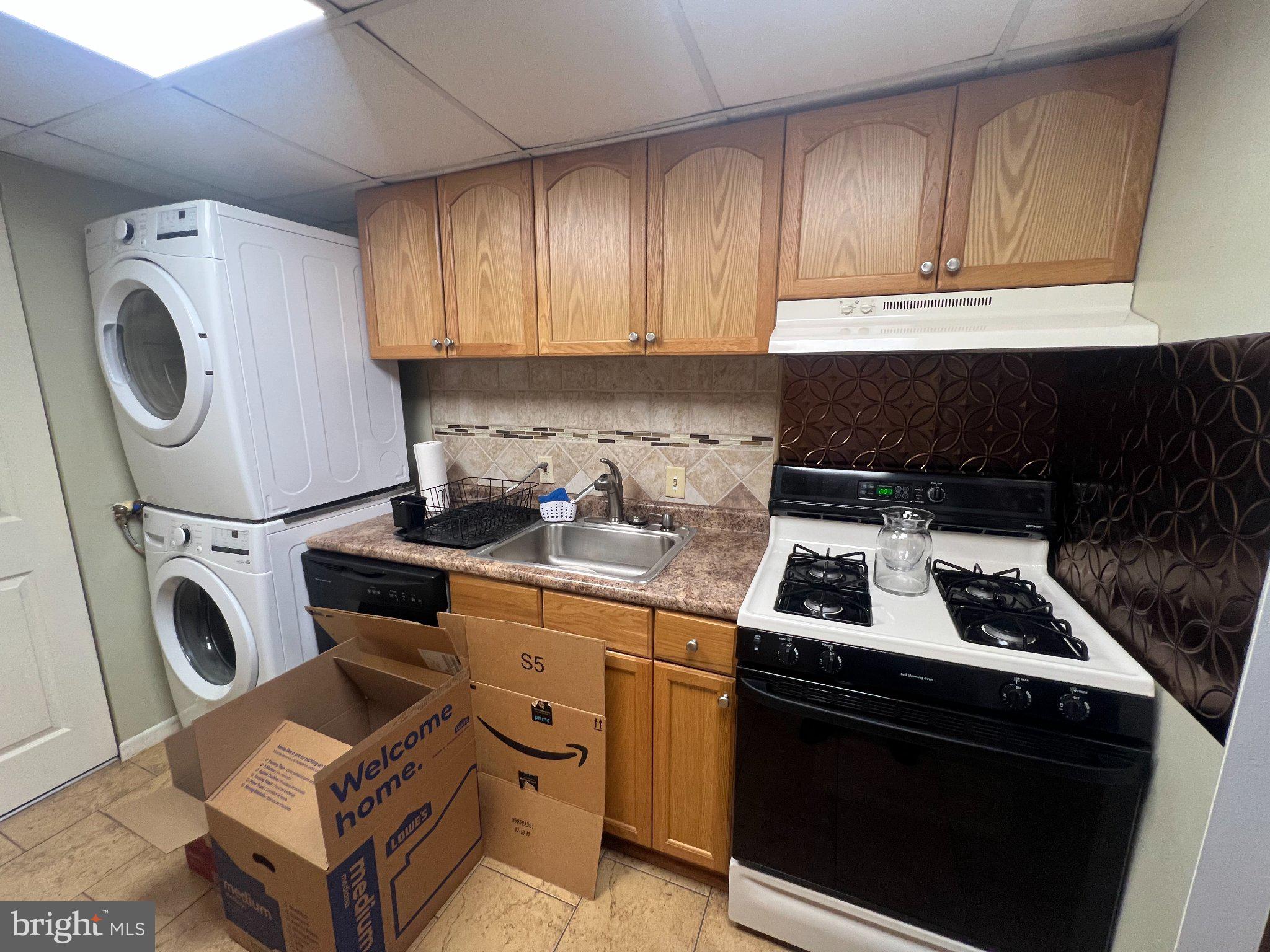 2904 State Hill Road, Unit F9 Reading, PA 19610 - Photo 13 of 30 Cozy kitchen with modern appliances.