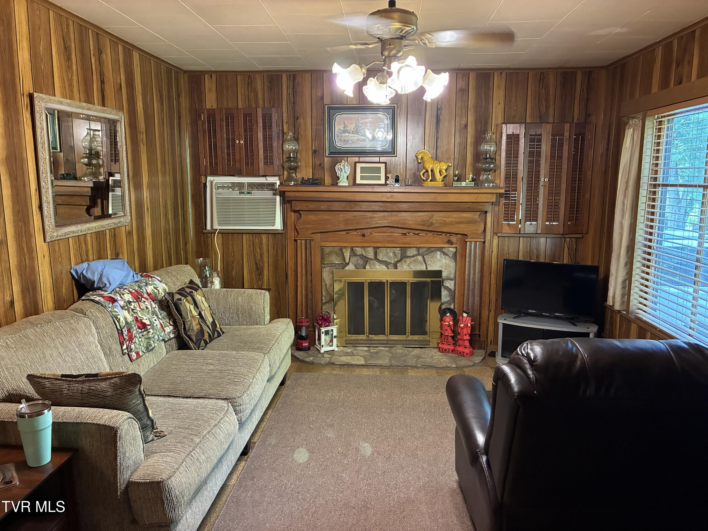 940 Middle Creek Road Afton, TN 37616 - Photo 33 of 80 Interior Living Room 3