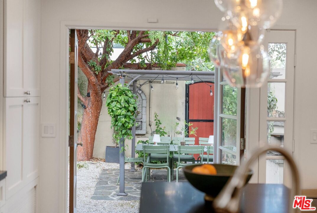 404 North Kings Road Los Angeles, CA 90048 - Photo 29 of 52