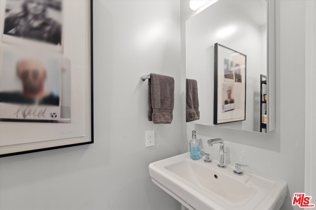 404 North Kings Road Los Angeles, CA 90048 - Photo 30 of 52