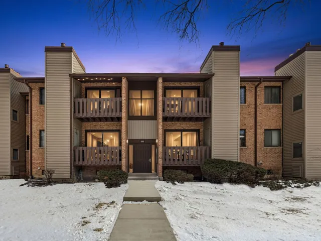 $279,900 | 320 Sheridan Drive, Unit 2C, Willowbrook, IL 60527