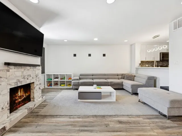 $279,900 | 320 Sheridan Drive, Unit 2C, Willowbrook, IL 60527