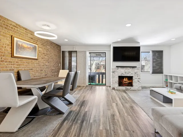 $279,900 | 320 Sheridan Drive, Unit 2C, Willowbrook, IL 60527