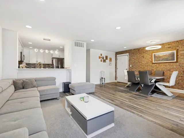 $279,900 | 320 Sheridan Drive, Unit 2C, Willowbrook, IL 60527