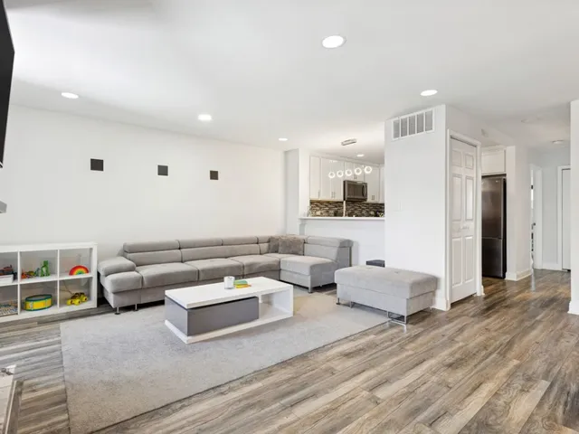 $279,900 | 320 Sheridan Drive, Unit 2C, Willowbrook, IL 60527