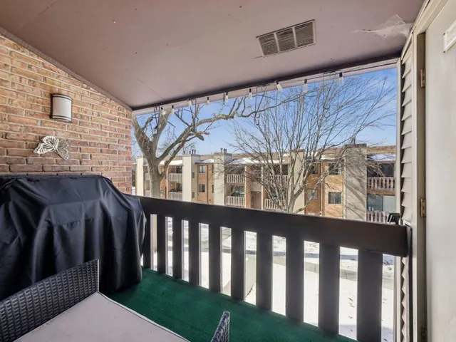 $279,900 | 320 Sheridan Drive, Unit 2C, Willowbrook, IL 60527