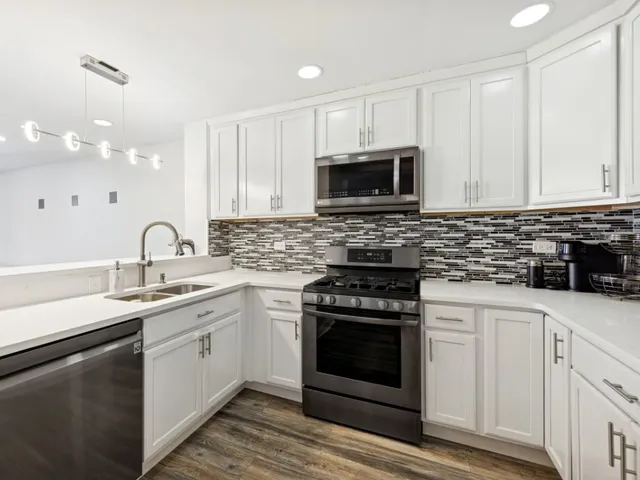 $279,900 | 320 Sheridan Drive, Unit 2C, Willowbrook, IL 60527