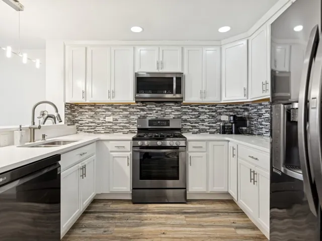 $279,900 | 320 Sheridan Drive, Unit 2C, Willowbrook, IL 60527