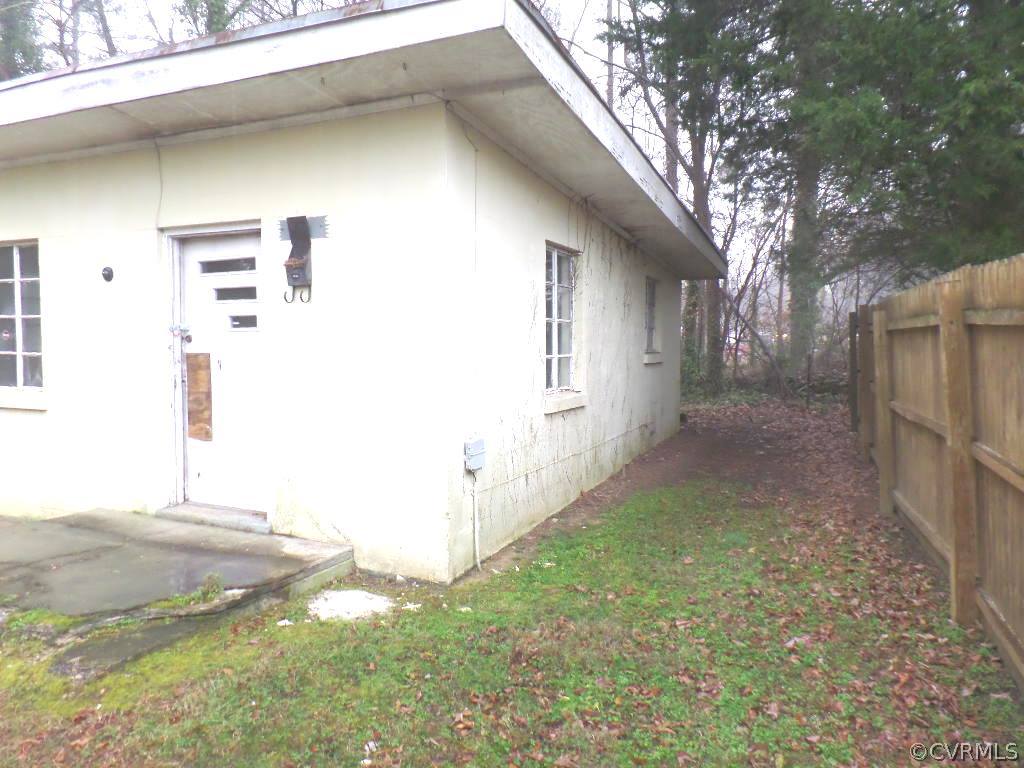 21300 Rutledge Avenue Petersburg, VA 23803 - Photo 14 of 21 a view of a backyard of the house