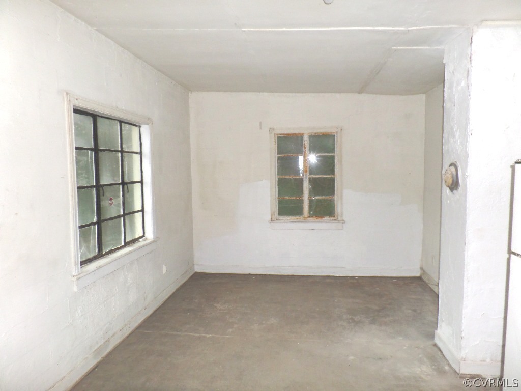 21300 Rutledge Avenue Petersburg, VA 23803 - Photo 15 of 21 an empty room with windows