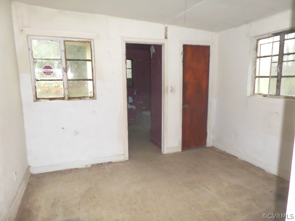 21300 Rutledge Avenue Petersburg, VA 23803 - Photo 18 of 21 an empty room with windows and closet