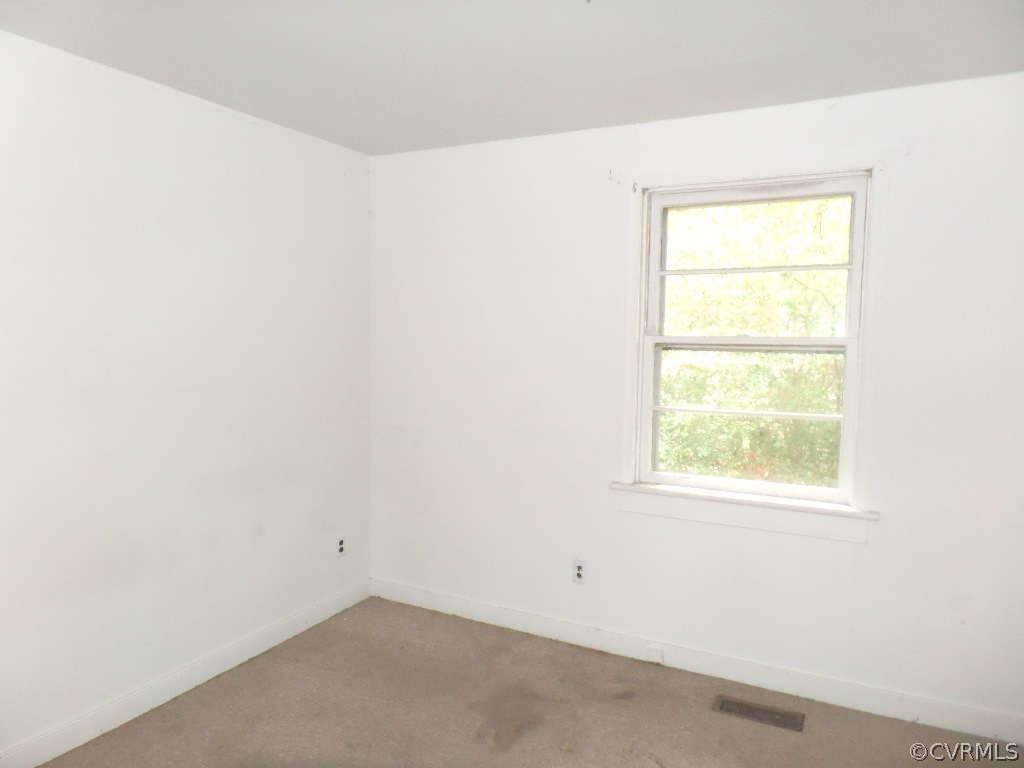21300 Rutledge Avenue Petersburg, VA 23803 - Photo 6 of 21 an empty room with a window
