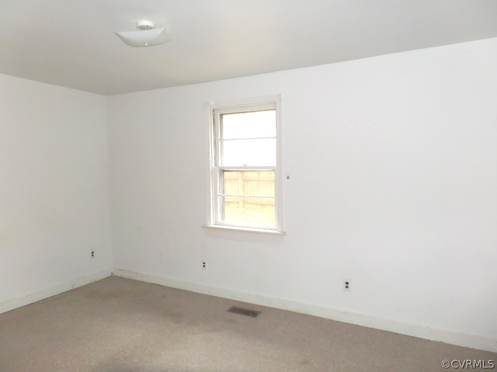 21300 Rutledge Avenue Petersburg, VA 23803 - Photo 9 of 21 an empty room with a window