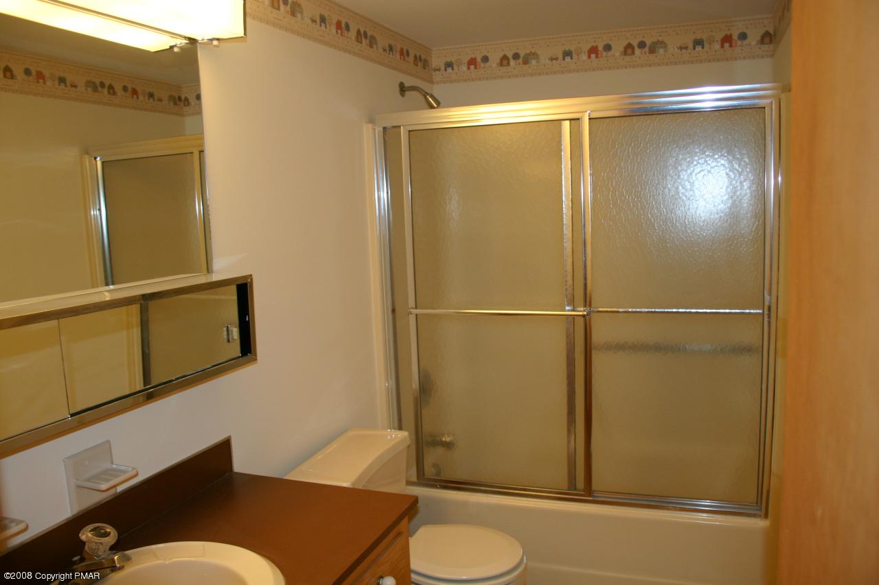 106 King Arthur Road Blakeslee, PA 18610 - Photo 7 of 10 Main Bath