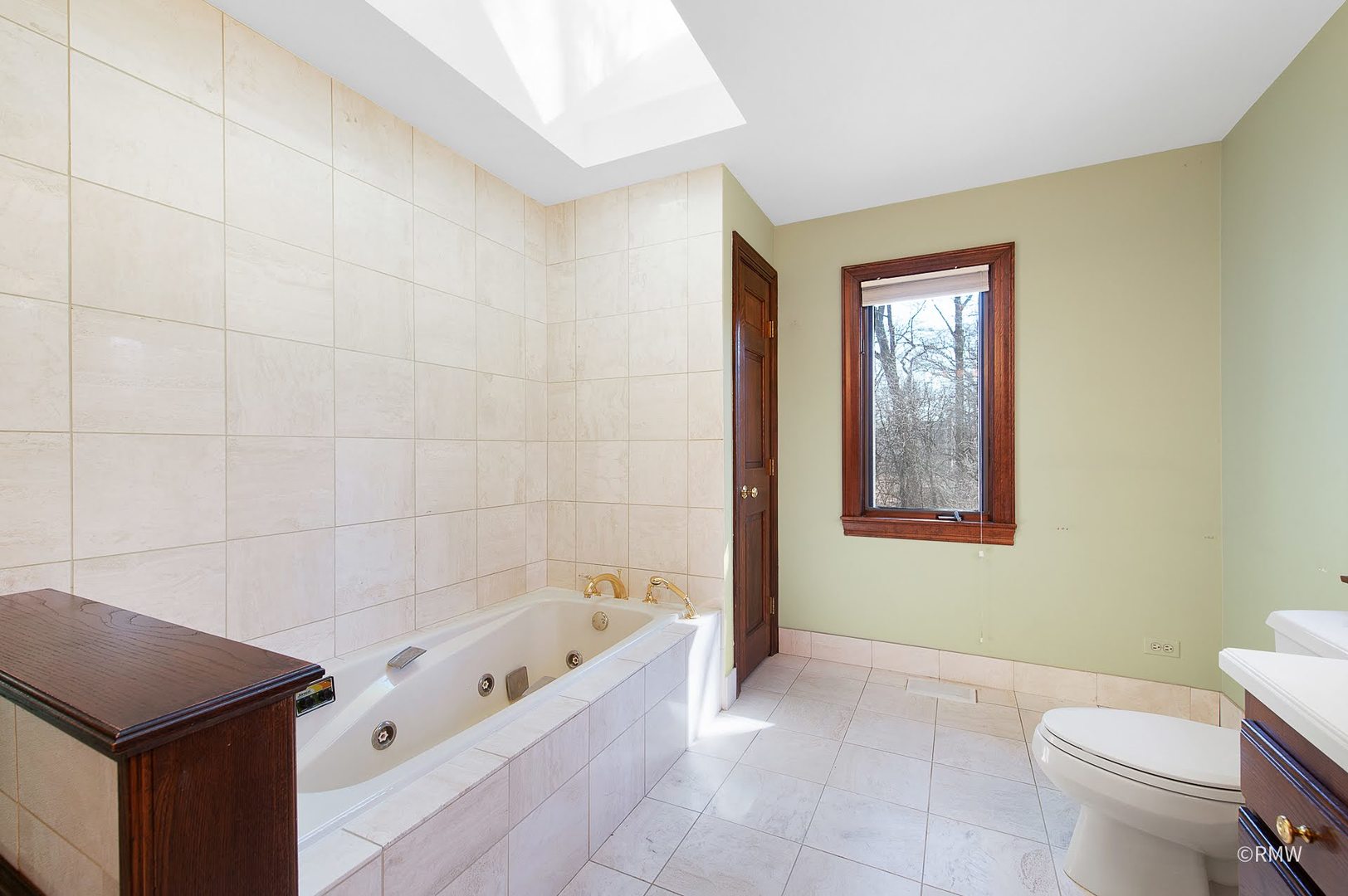 27W161 Mack Road Wheaton, IL 60189 - Photo 23 of 39 a bathroom with a bathtub and a toilet
