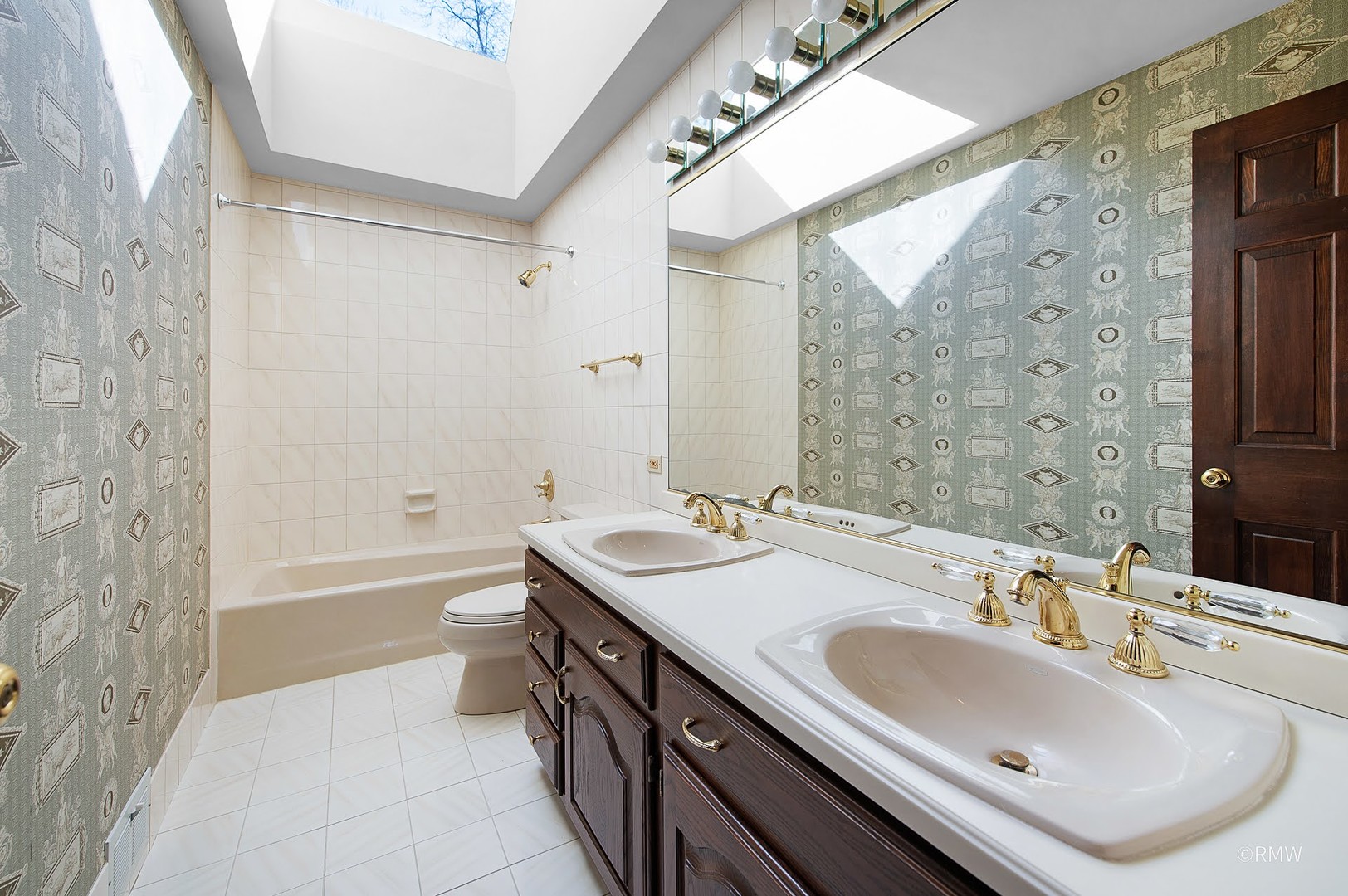 27W161 Mack Road Wheaton, IL 60189 - Photo 29 of 39 a bathroom with a sink and a mirror