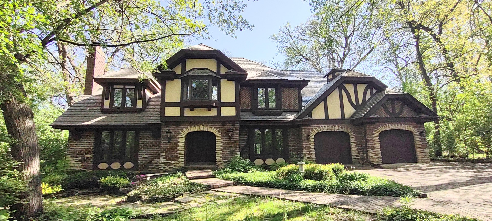 27W161 Mack Road Wheaton, IL 60189 - Photo 39 of 39 a front view of a house with garden