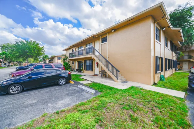 $280,000 | 2570 West 67th Place, Unit 212, Hialeah, FL 33016